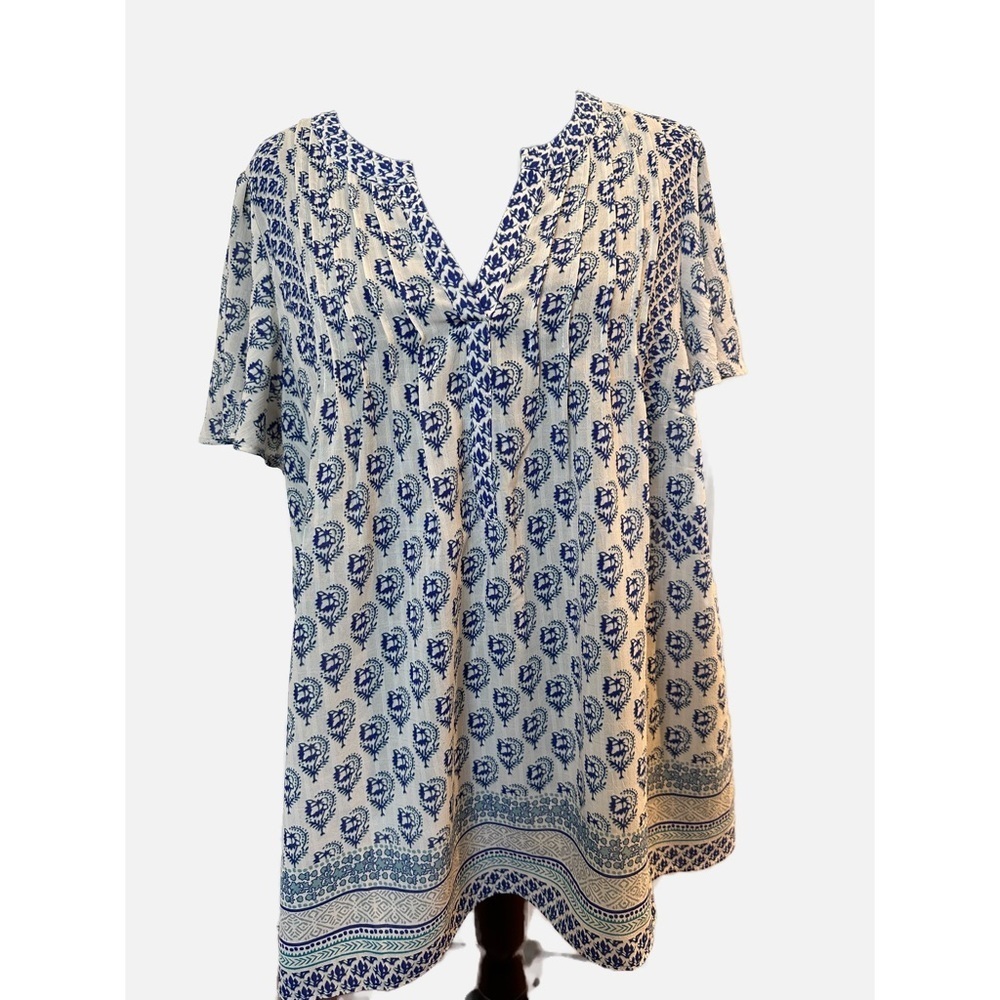 Rose & OLIVE: white top with short sleeves and blue flowers in size 1X